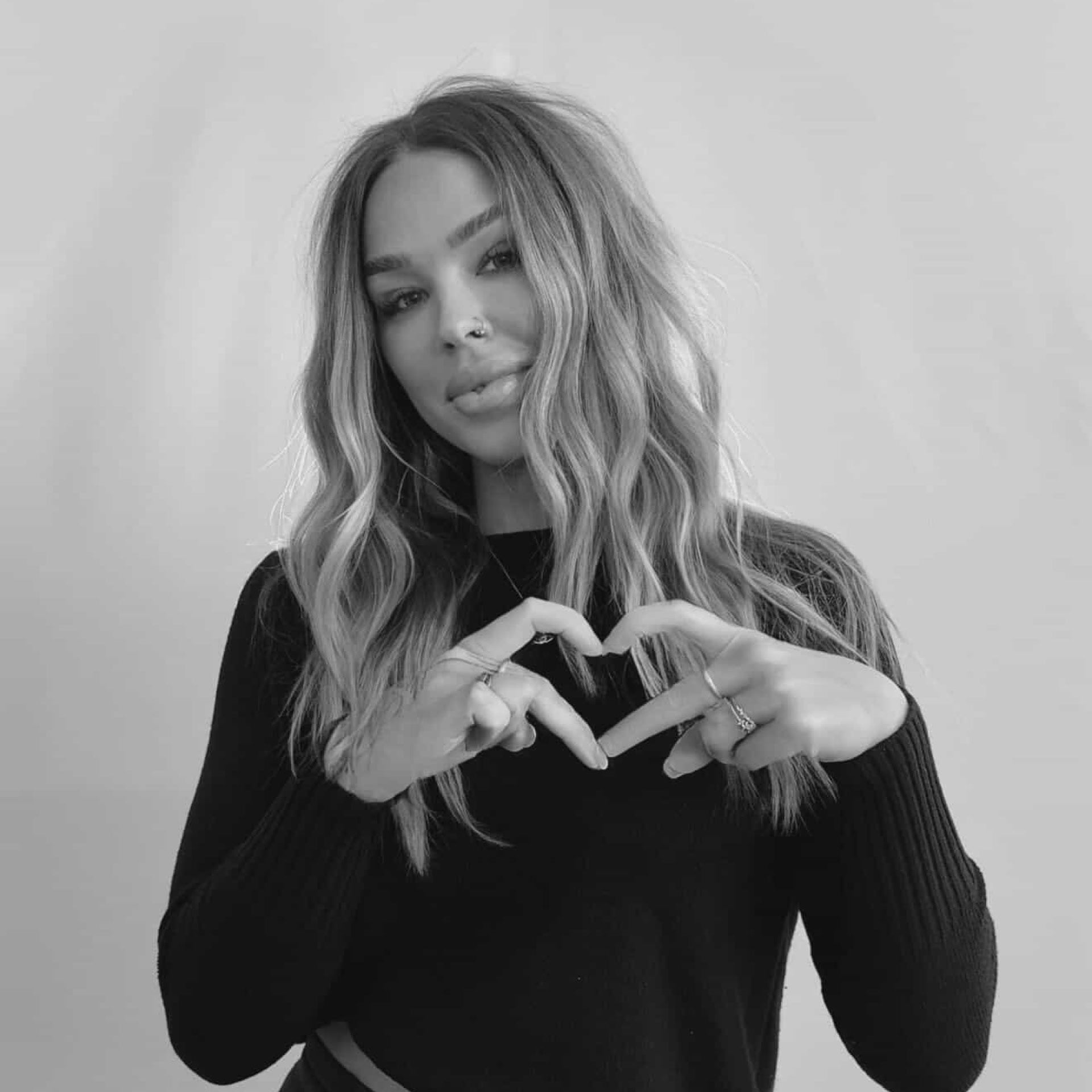 Jaime Marie Powell, L'Oréal Professionnel Portfolio Artist, throwing a hand heart sign