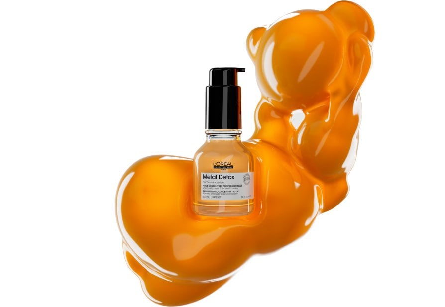 Metal Detox heat protector oil helping style hair while hydrating, smoothing strands, and protecting fiber from heat damage during styling.
